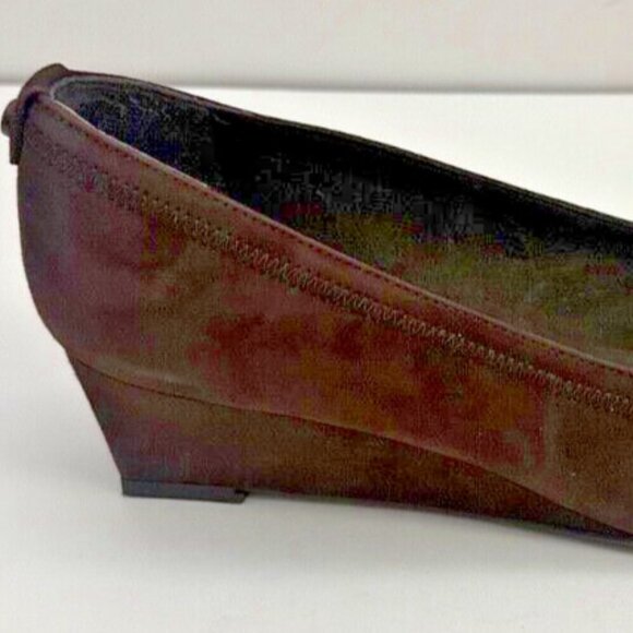 STUART WEITZMAN Women’s 9 Dark Brown Suede Pleated Gold Bow Wedge Heel Shoes - Picture 10 of 16